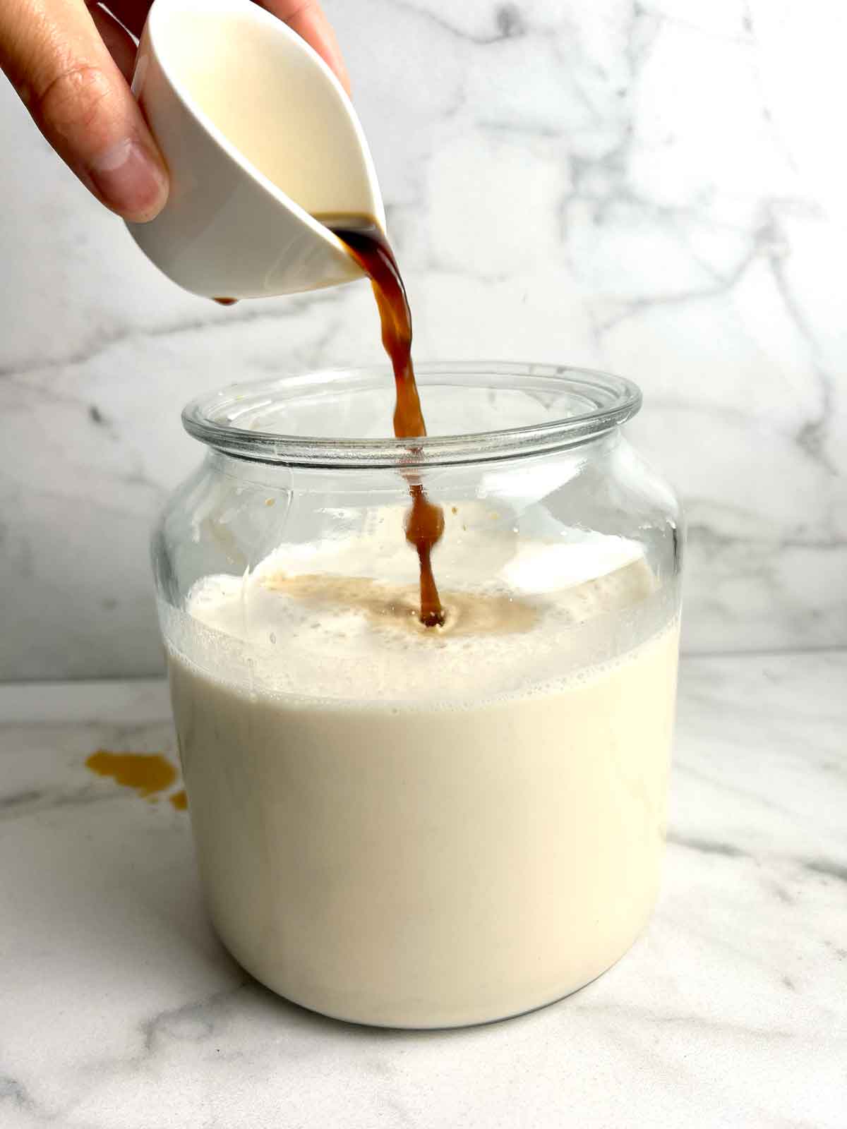 coffee being poured into horchata.