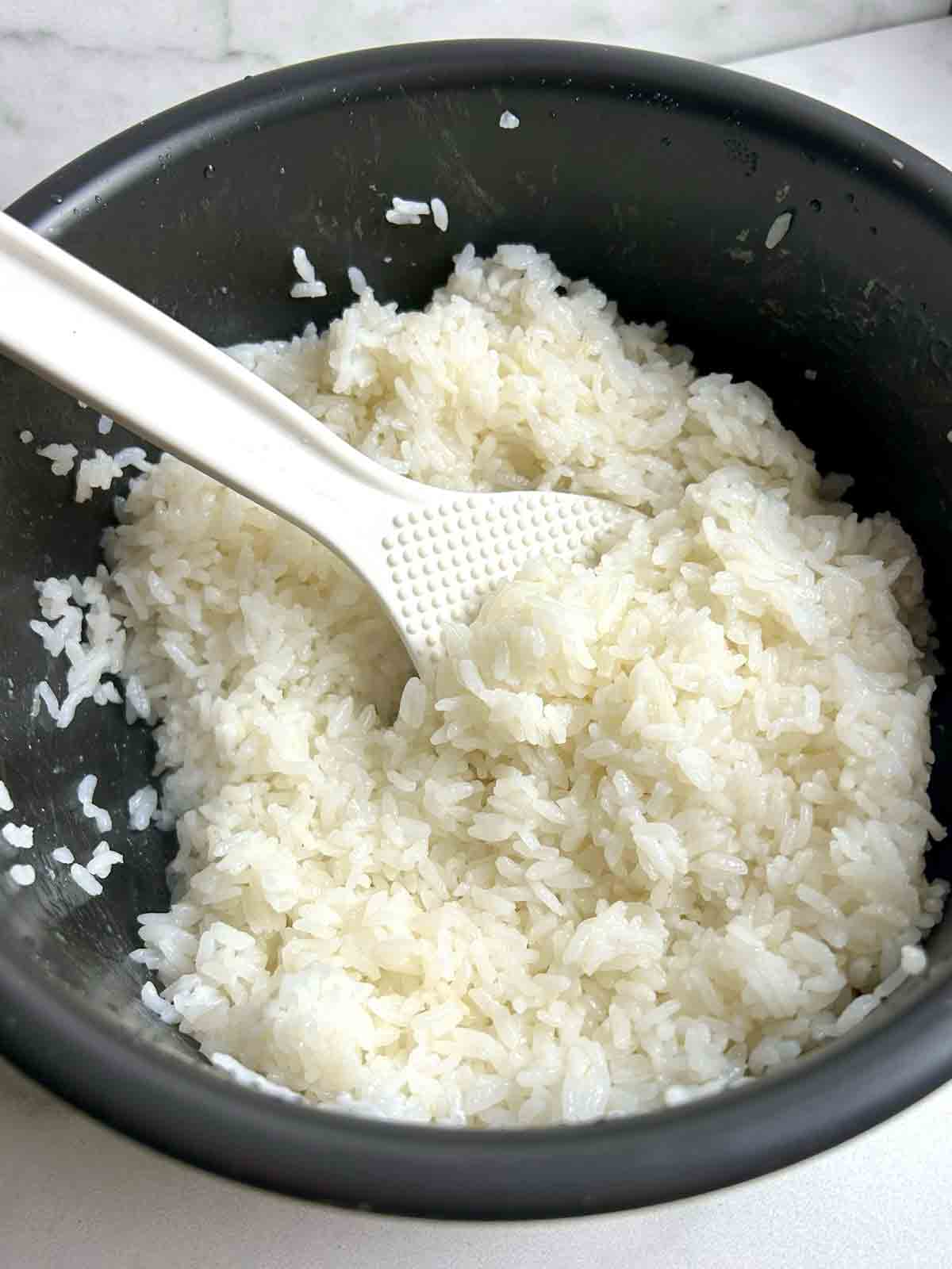 sushi rice in rice cooker bowl.