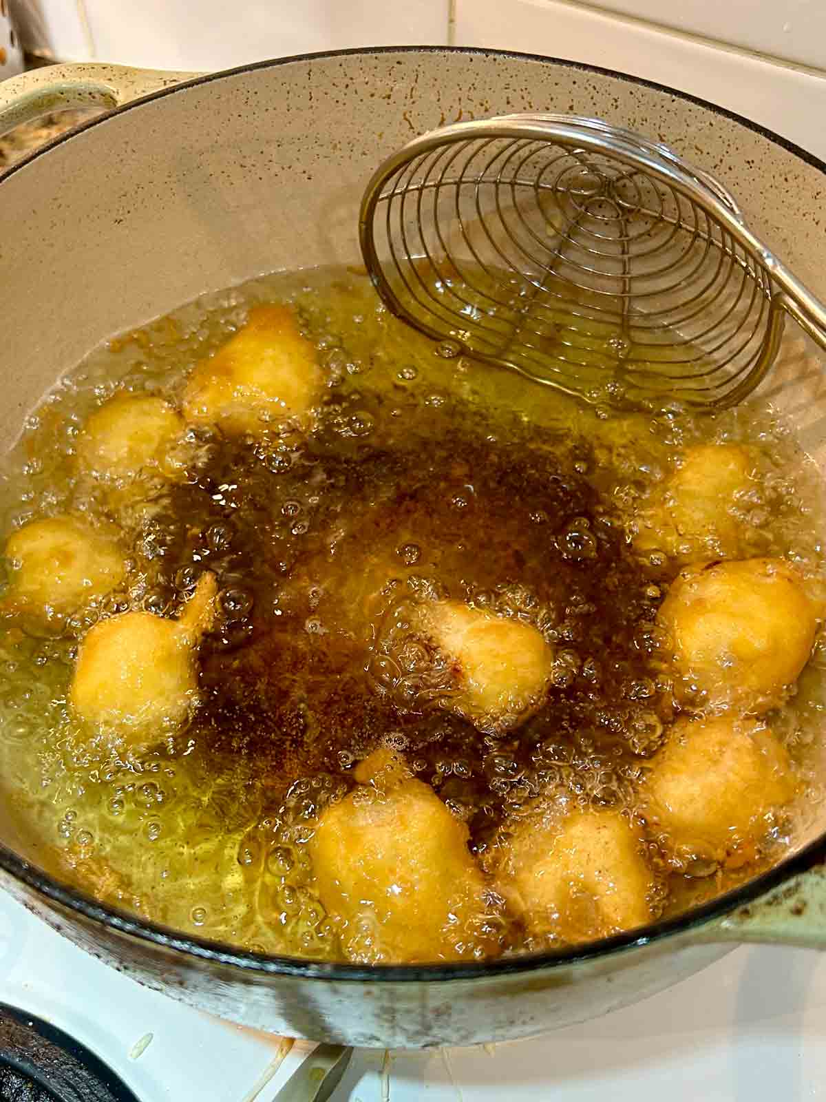 chicken balls with golden brown color after deep-frying for 7 minutes.