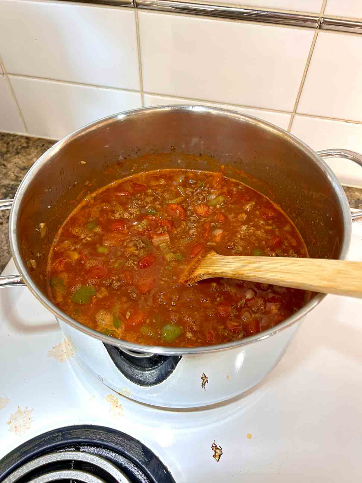 everything except kidney beans added to pot.